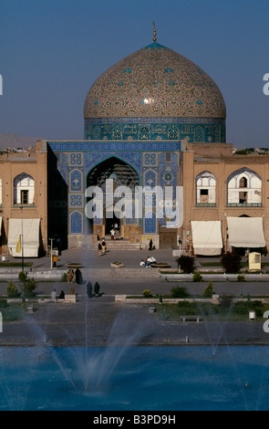 Iran, Esfahan. Die 17. Jahrhundert Masdsched-e Sheikh Lotfollah-Moschee war der Schwiegervater von Schah Abbas gewidmet und dauerte fast 20 Jahre zu bauen. Es steht in Esfahan der wichtigsten öffentlichen Platz. Stockfoto