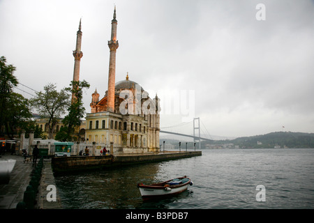 Mai 2008 - Brücke Ortakoy Mecidiye-Moschee und den Bosporus Istanbul Türkei Stockfoto
