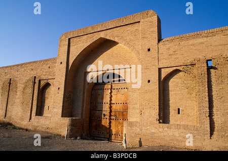 Iran, Miyan Dasht Karawanserei, Provinz Semnan. Das Eingangstor-Dies ist eine große und beeindruckende Beispiel für einen Saravid Zeitraum Karawanserei. Es steht neben der Teheran-Straße, etwa 110km östlich von Shahrud. Es ist eine massive Stein und Ziegel Struktur mit einer vier-Iwan (eine überdachte oder gewölbte Halle an einem Ende offen)-Hof-Anordnung, die auch bei anderen großen islamischen Gebäuden wie Paläste, Moscheen und Medresen genutzt wird. Entlang dieser Autobahn sind die verstreuten Ruinen der Karawanserei, gebaut um Heiligtum für die Kaufleute und Pligrims, die ihren Weg nach oder von Masshad machten. Stockfoto