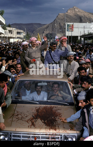 KURDISTAN ", NORTHER IRAK: MASOUD BARZANI LAUFWERKE DURCH DIE STRAßEN VON DAHUK BEI SEINEM ERSTEN BESUCH IN DER STADT, OKTOBER 1991 Stockfoto