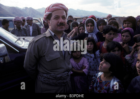 NORTHER IRAK: KINDER LOOK UP AT KURDISCHEN FÜHRER MASOUD BARZANI AS MACHT ER SEINEN ERSTEN BESUCH IN DÖRFERN IN DER NÄHE VON DUHUK. Stockfoto