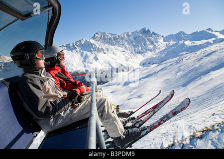 Schweiz, Bündner, Savognin, Kinder-in Skilift (8-9) Stockfoto