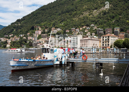 Touristen, die einsteigen in einer Fähre am Seeufer am Comer See, Comer See, Lombardei, Italien Stockfoto