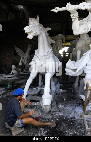 Bildhauer mit Skulpturen, Ubud, Bali, Indonesien Stockfoto