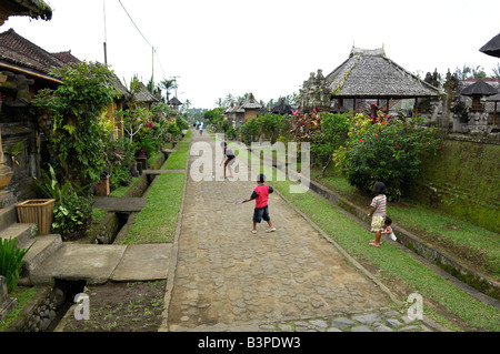 Traditionelles Dorf, Hauptstraße, Kinder, in Bangli, Bali, Indonesien Stockfoto