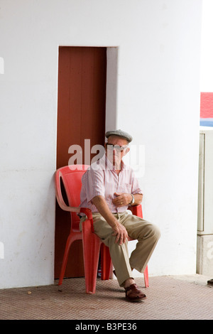 Älteren europäischen Mann draußen zu sitzen Stockfoto