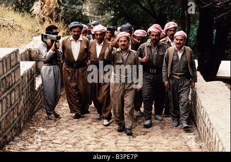 KURDISTAN ", DER KURDISCHEN FÜHRER MASOUD BARZANI MIT ESKORTE VON PESHMERGA BEWACHT, OKTOBER 1991 Stockfoto