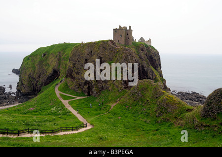 Dunnottar Castle, Ruinen Burg vor den Panoramablick auf die Steilküste von Stonehaven in der Nähe von Aberdeen, Schottland, Einheit Stockfoto