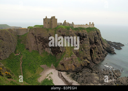 Dunnottar Castle, Burgruine vor den Panoramablick auf die Steilküste von Stonehaven in der Nähe von Aberdeen, Schottland Stockfoto