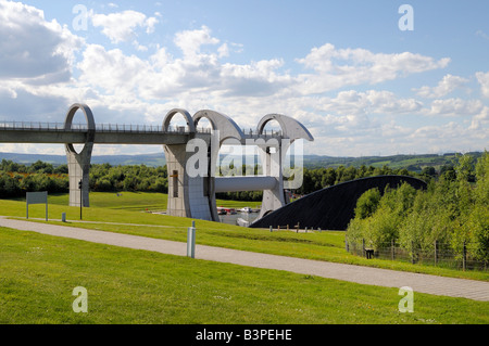 Falkirk Wheel, das einzige rotierende Schiffshebewerk weltweit, ist es in der Lage, ein Boot zu 25 Meter hoch, Falkirk, Schottland heben Stockfoto