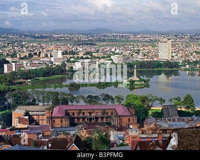 Zentralmadagaskar, Antananarivo, der Hauptstadt Madagaskars und beheimatet ca. 3 Millionen Menschen. Die weitläufige Stadt baut auf zwei Bergrücken mit Palast der Königin - jetzt eine Ruine - auf der größten Schanze gebaut. Das Hilton Hotel dominiert die Skyline über See Anosy in dem steht die Statue des Schwarzen Engels. Stockfoto