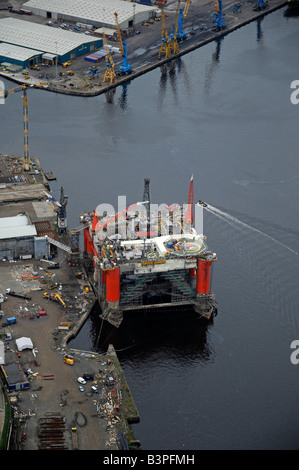 Nordsee-Öl-Plattform, auf einer Werft auf dem Fluss Tyne, Wallsend, Newcastle Upon Tyne, North East England repariert wird Stockfoto