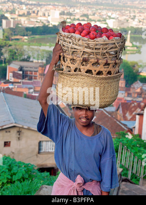 Zentralmadagaskar, Pflaume Verkäufer in Antananarivo, der Hauptstadt Madagaskars und beheimatet ca. 3 Millionen Menschen. Die weitläufige Stadt baut auf zwei Bergrücken mit den Ruinen der Palast der Königin dominiert der größten Schanze. Stockfoto