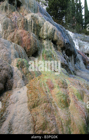 Kalkhaltigen Konkretionen auf dem Weg zum Fosso Bianco, Bagni San Filippo, Monte Amiata (senesische Seite) und Umgebung, Toskana, Italien Stockfoto