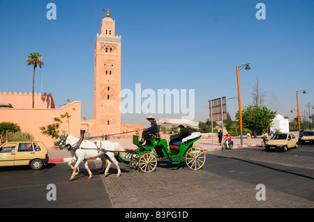 Pferdekutsche vor Abschluss der Koutoubiya Moschee von 1158 mit der einzige Minarett der Almohaden-Periode, Marrake Stockfoto