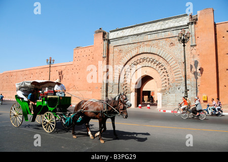 Pferdekutsche Kutsche vor der Bab Agnaou Stadt Tor, Marrakesch, Marokko, Afrika Stockfoto