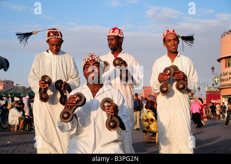 Straßenmusiker auf Platz Djemma el-Fna, "Platz der Gaukler" oder "Platz des der Gehenkten", Marrakesch, Marokko, Afrika Stockfoto