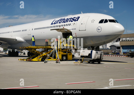 Lufthansa-Maschine geladen, Flughafen Frankfurt, Hessen, Deutschland, Europa Stockfoto