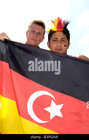 Fans von den deutschen und türkischen Fußball-Nationalmannschaften, hält eine kombinierte Fahne auf dem Schlossplatz-Platz, Stuttgart, Baden-Wuerttemb Stockfoto