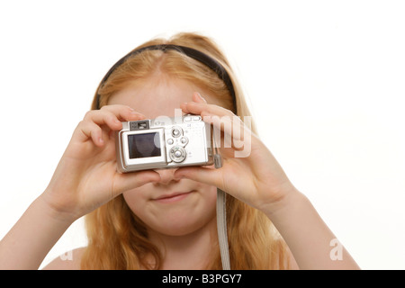 8-j hrige rothaarige Mädchen fotografieren sich selbst mit einer Digitalkamera Stockfoto