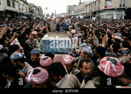 KURDISTAN ", NORTHER IRAK: MASOUD BARZANI LAUFWERKE DURCH DIE STRAßEN VON DAHUK BEI SEINEM ERSTEN BESUCH IN DER STADT, OKTOBER 1991 Stockfoto