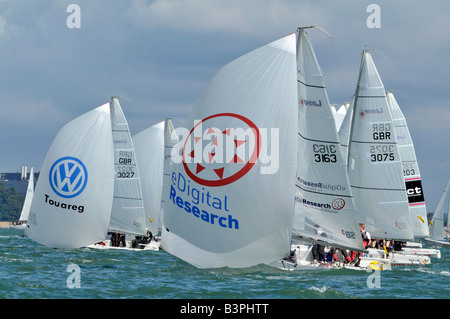 Yachten racing während der Cowes Week auf der Isle Of wight Stockfoto