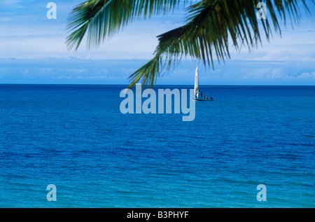 Mosambik, Bazaruto phantastische. Eine Fischerei Dhow Segel vorbei Benguerra Island. Stockfoto