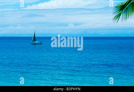 Mosambik, Bazaruto phantastische. Eine Fischerei Dhow Segel vorbei Benguerra Island. Stockfoto