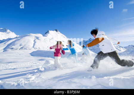 Kinder haben einen Schneeball kämpfen, Galtür, Tirol, Österreich Stockfoto