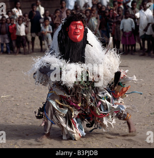 Malawi, Mua, zentrale Malawi. Die Chewa Leute, Malawis größte ethnische Gruppe, Leben auf der Westseite des Malawi-Sees. Trotz jahrelanger missionarischen Einfluss sie noch Klammern sich an alten Überzeugungen und Rituale. Tod bedeutet für sie einfach eine Reise der Wiedergeburt in der Geisterwelt. Die terrestrischen Vertreter dieser anderen Welt sind grotesk maskierte Tänzer bekannt als Gule Wamkulu. Wenn ein Mensch stirbt, erscheinen maskierte Tänzer bei der Beerdigung, die Verstorbenen in der geistigen Welt begrüßen zu dürfen. Stockfoto