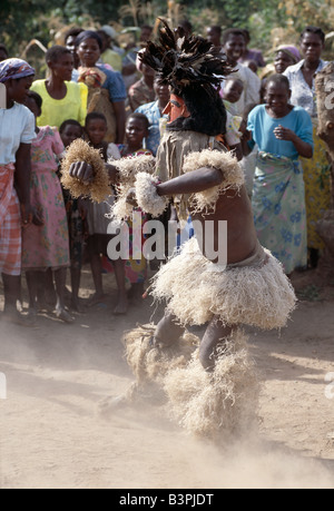 Malawi, Mua, zentrale Malawi. Die Chewa Leute, Malawis größte ethnische Gruppe, Leben auf der Westseite des Malawi-Sees. Trotz jahrelanger missionarischen Einfluss sie noch Klammern sich an alten Überzeugungen und Rituale. Tod bedeutet für sie einfach eine Reise der Wiedergeburt in der Geisterwelt. Die terrestrischen Vertreter dieser anderen Welt sind grotesk maskierte Tänzer bekannt als Gule Wamkulu. Wenn ein Mensch stirbt, erscheinen maskierte Tänzer bei der Beerdigung, die Verstorbenen in der geistigen Welt begrüßen zu dürfen. Stockfoto