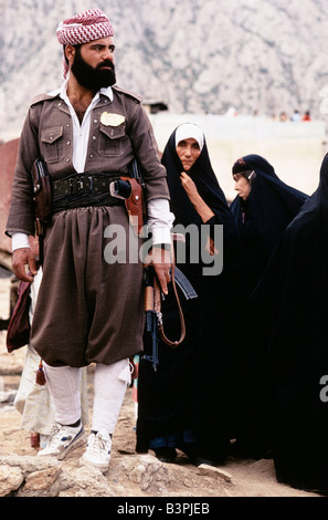 KURDISTAN ", EINES DER KURDISCHEN FÜHRER MASOUD BARZANI PESHMERGA BEWACHT, OKTOBER 1991 Stockfoto