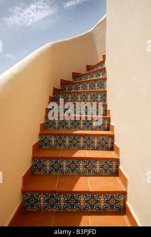 eine Reihe von Stufen hinauf auf ein Dach der Villa. Urlaub-Konzepte und Sommerferien mit Exemplar oben links. Stockfoto