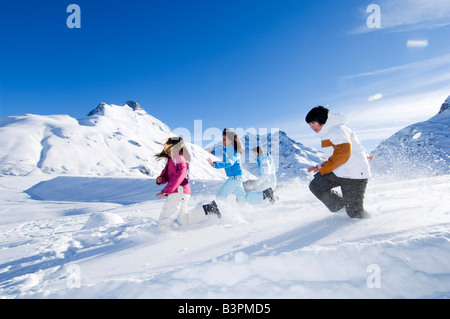 Kinder haben einen Schneeball kämpfen, Galtür, Tirol, Österreich Stockfoto