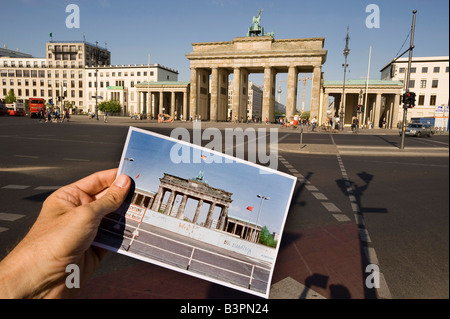 Brandenburger Tor, Brandenburger Tor mit einem historischen Foto von der Wand im Jahr 1980, Berlin, Deutschland, Europa Stockfoto