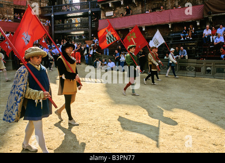 Historischen Palio-Pferderennen, Teilnehmer tragen Banner repräsentieren die Contrada di Torre, Turmviertel, Piazza Il Campo Stockfoto