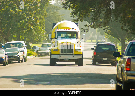 Eine gelbe Zement-LKW auf einem Vorort Straße auf Sie zukommen. Stockfoto