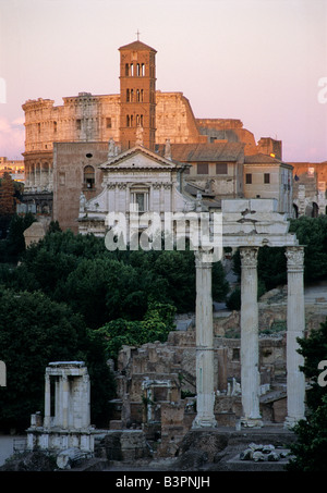 Drei Säulen der Tempel des Castor und Pollux, Forum Romanum, Rom, Tempel der Vesta, Kolosseum, Santa Francesca Romana Stockfoto