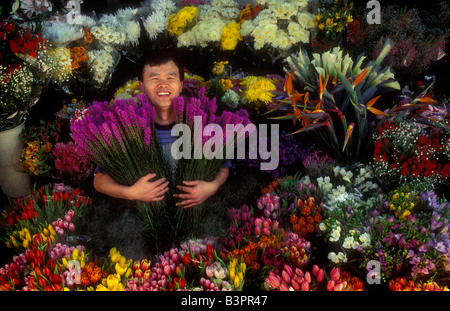 Asiatischer Mann Verkauf von Blumen Stockfoto