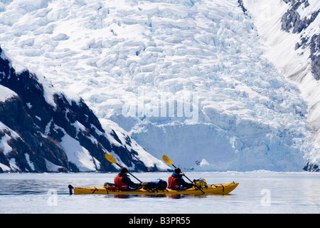 Meer Kajakfahrer, Beloit Gletscher, Blackstone Bay, Pacific Coast, Prinz-William-Sund, Chugach National Forest, Alaska, USA Stockfoto