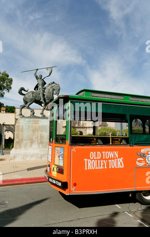 Old Town Trolley Tours Bus bei El Cid Statue im Balboa Park, San Diego Kalifornien USA Stockfoto