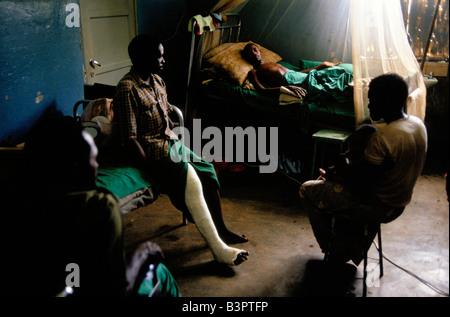 BURUNDIS ETHNISCHE KONFLIKTE ", NOVEMBER 1993.  KERIMBA KRANKENHAUS, BUWERU PROVINZ. VERLETZTE IN EINER RUHIGEREN GEMEINDE Stockfoto