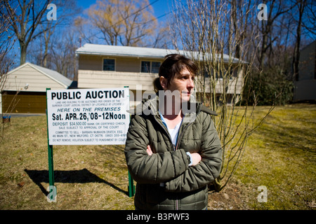 Frau mit ihrem Haus vor Abschottung aufgrund schlechter Konjunktur in den USA Stockfoto