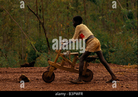 BURUNDIS ETHNISCHE KONFLIKTE ", NOVEMBER 1993.  TUTSI-BOY SCHOB SEIN FAHRRAD IN DER NÄHE VON KLRUNDO Stockfoto