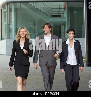 Deutschland, Baden-Württemberg, Stuttgart, Geschäftsleute, die einen Spaziergang, Lächeln Stockfoto