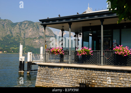 Blick auf den Comer See am Bellagio Ferry Terminal in Norditalien Lombardei Stockfoto