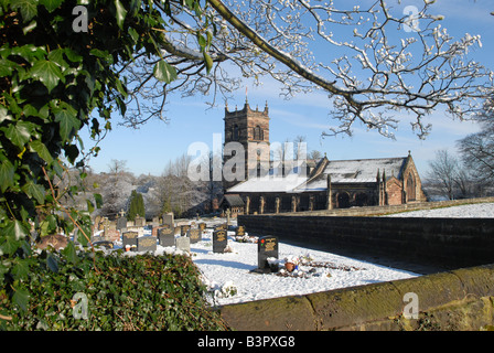 Pfarrkirche der Heiligen Maria ist in Rostherne Dorf nahe Knutsford, Cheshire an einem verschneiten Morgen April 2008 Stockfoto