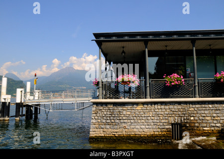 Blick auf den Comer See am Bellagio Ferry Terminal in Norditalien Lombardei Stockfoto