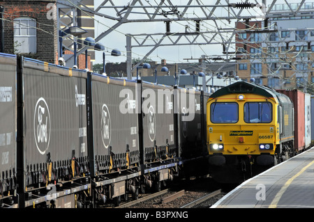 Stratford East London Ford Container auf Lok Güterzug und Container Zug nähert sich Stockfoto