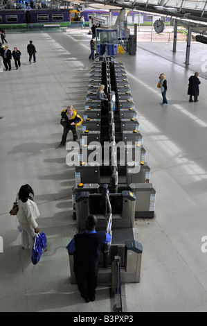 Stratford train Station East London Oyster Card Ticketautomaten Barrieren Stockfoto